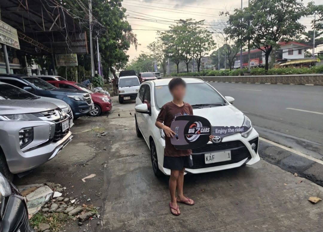 A real Big Z Cars customer receiving their car keys